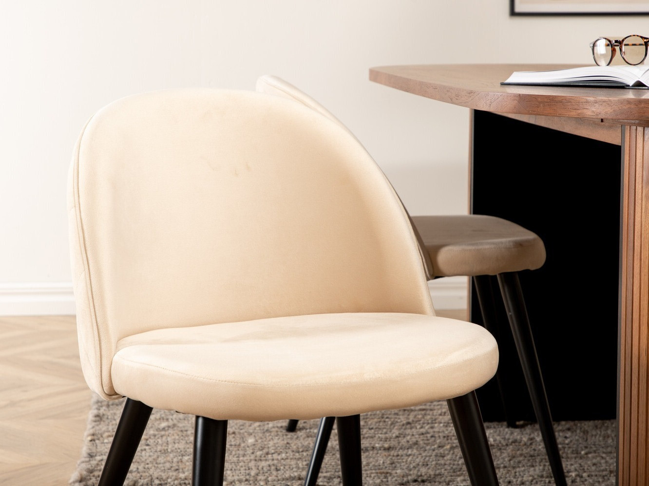 Essgruppe Dallas 2764 (Cremefarben + Schwarz)