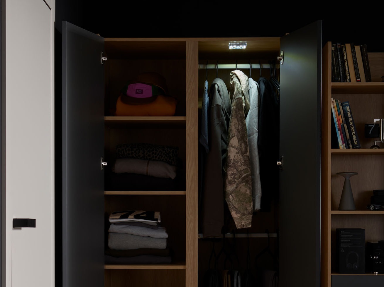 Kleiderschrank Velrome 109 (Eichenholzoptik + Beige)