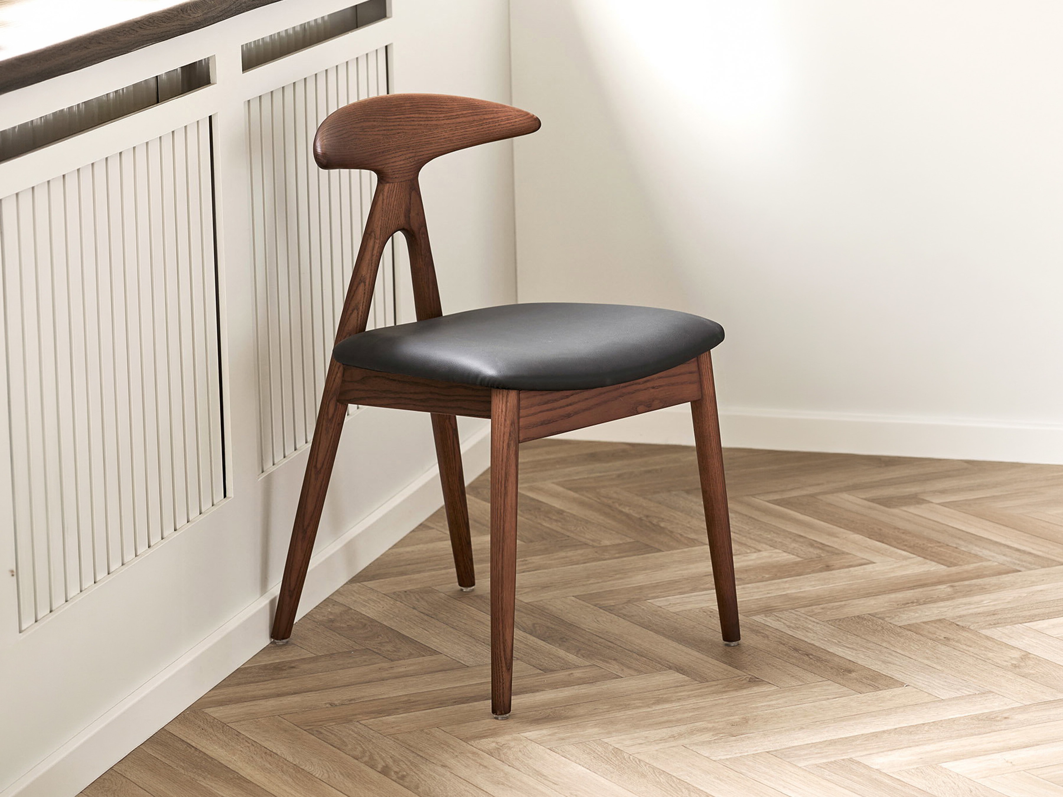 Stuhl Brea 316 (Dunkles Holz)